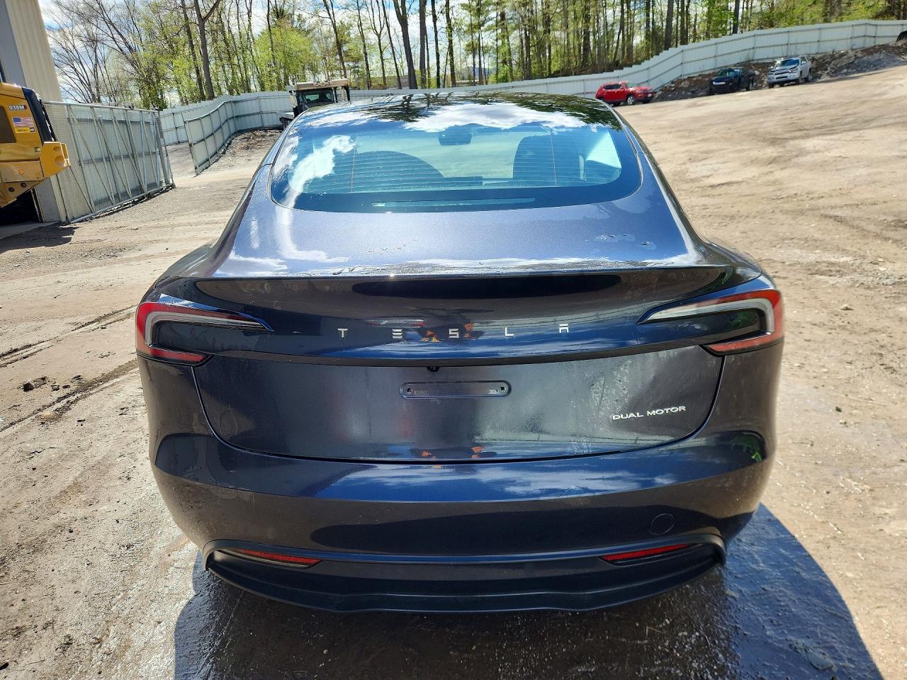 2025 Tesla Model 3 - Фото 6