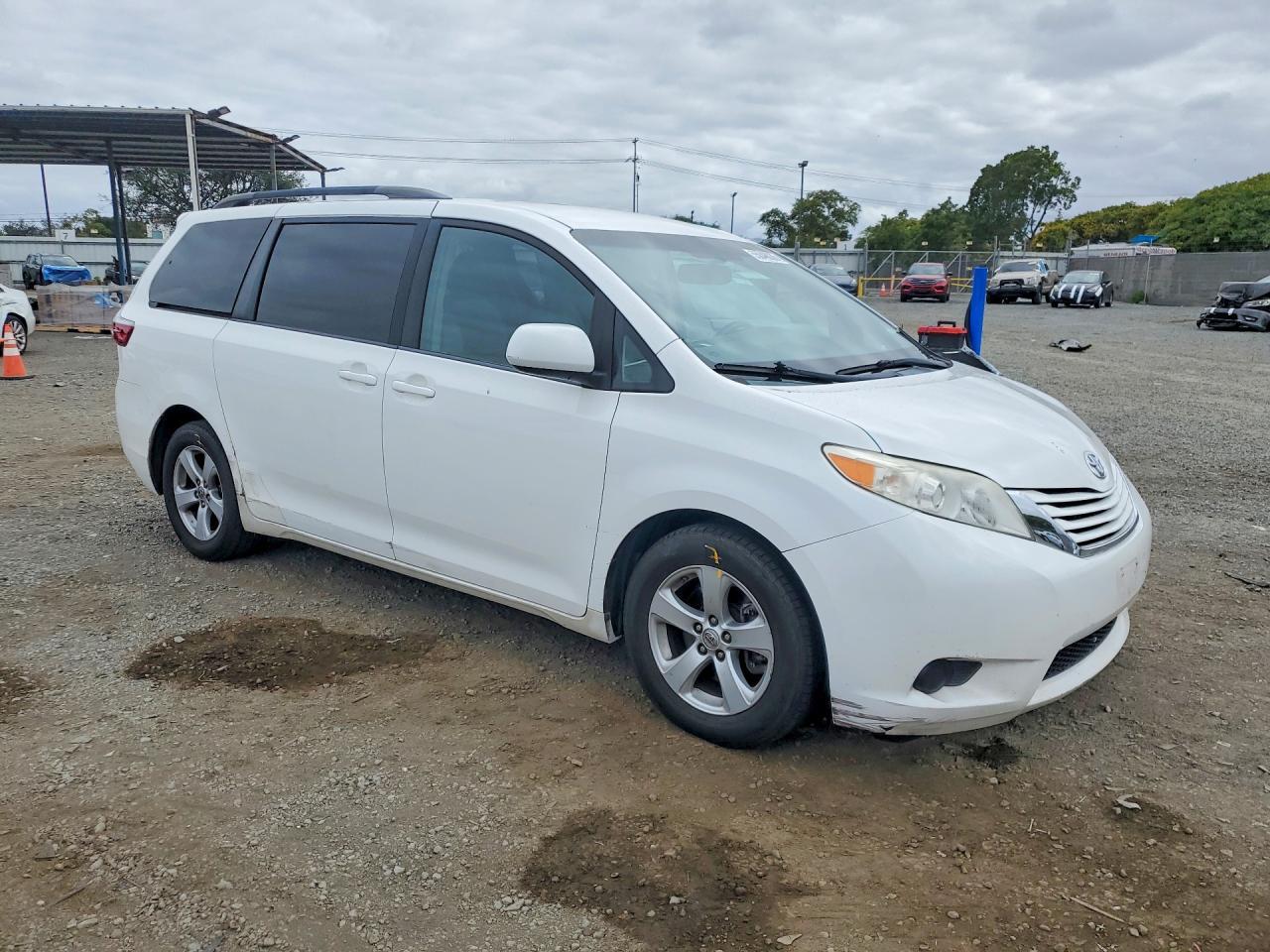 2015 Toyota Sienna Le - Фото 4