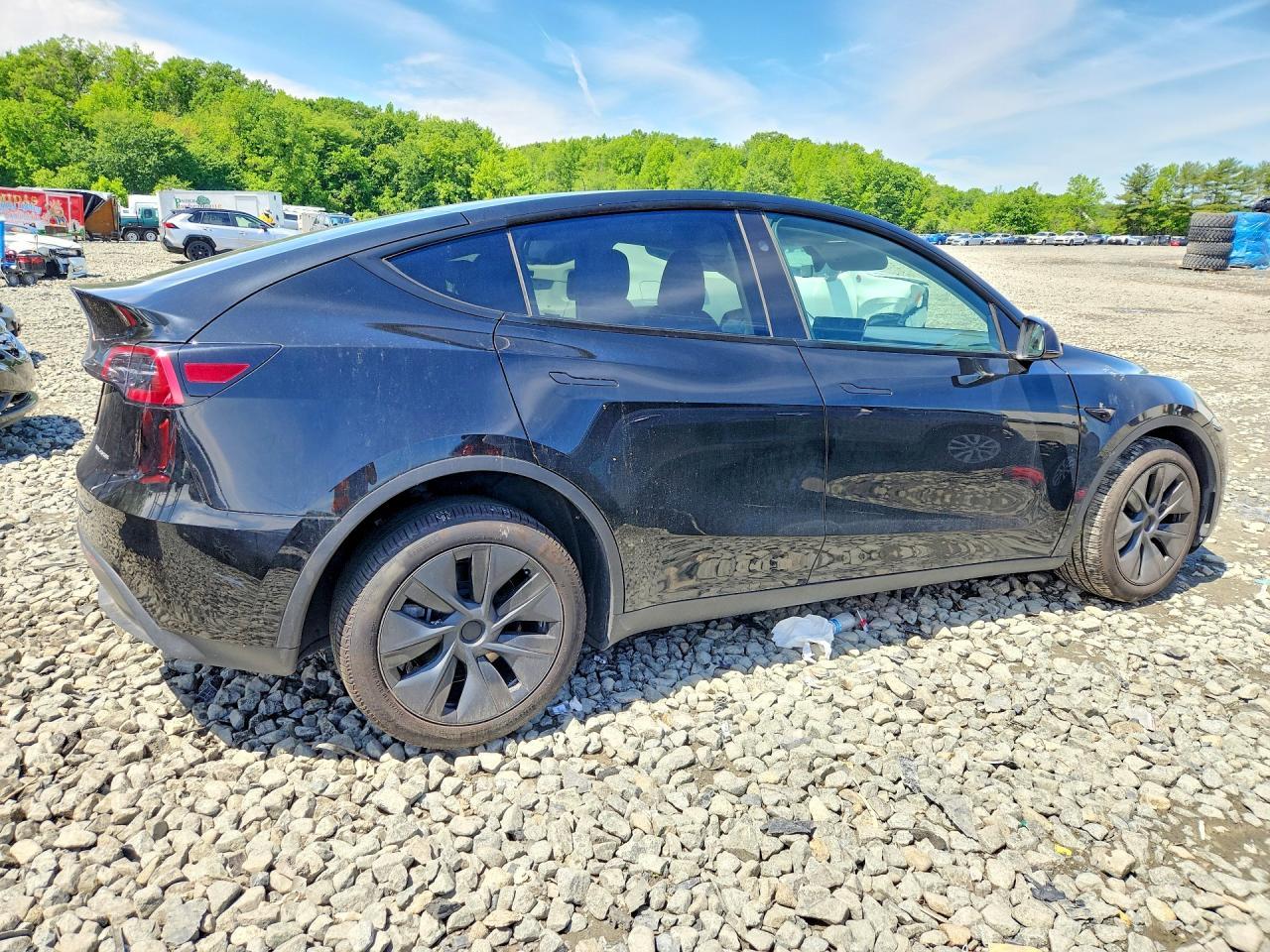 2025 Tesla Model Y - Фото 3