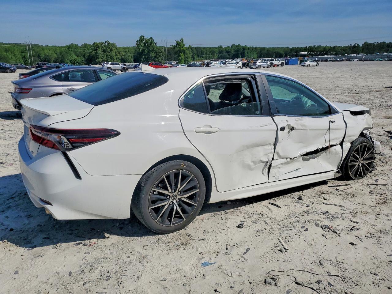 2022 Toyota Camry Se - Фото 3
