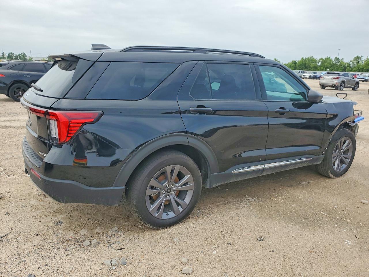 2025 Ford Explorer Active - Image 3