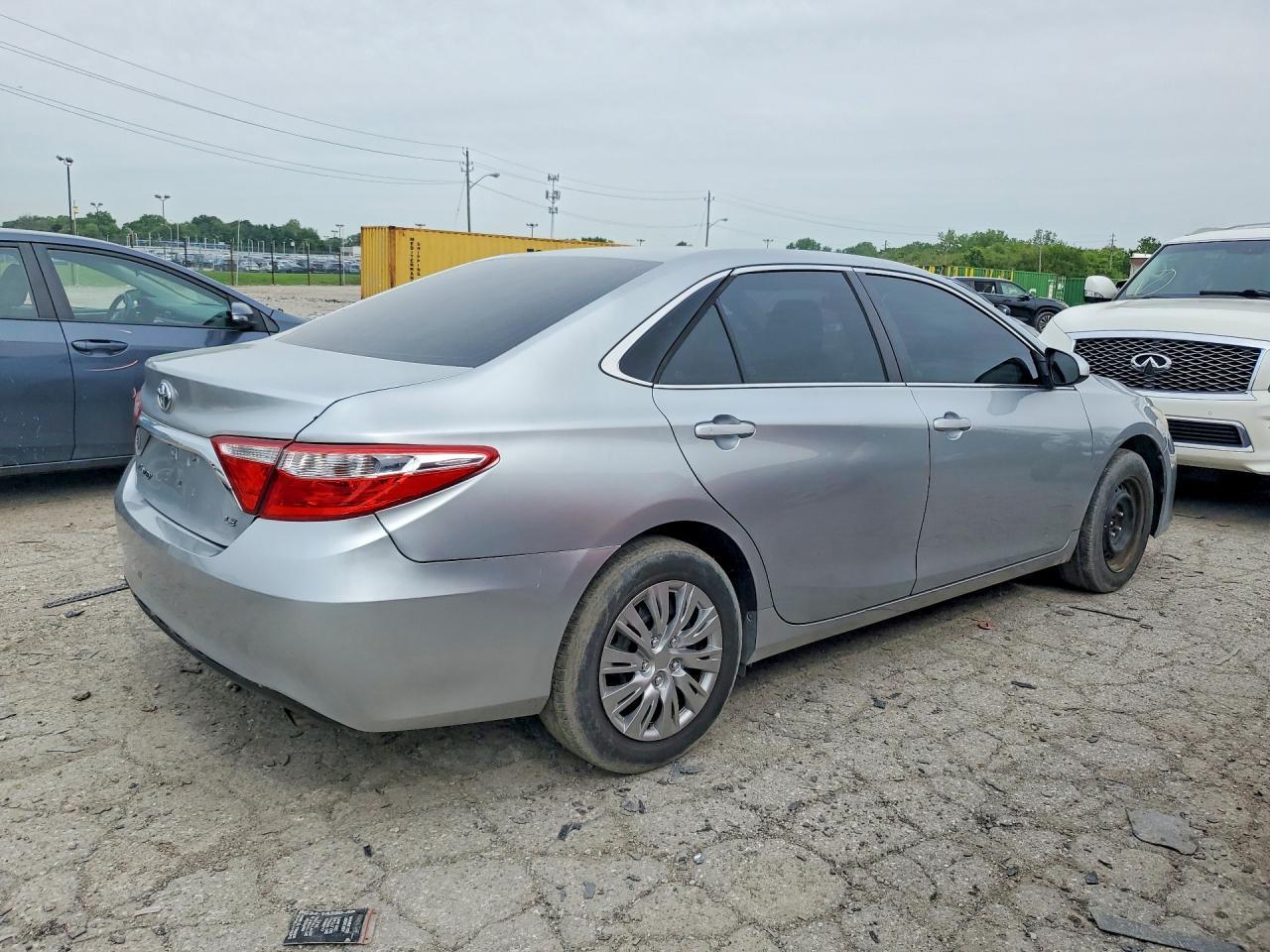 2015 Toyota Camry Le - Фото 3