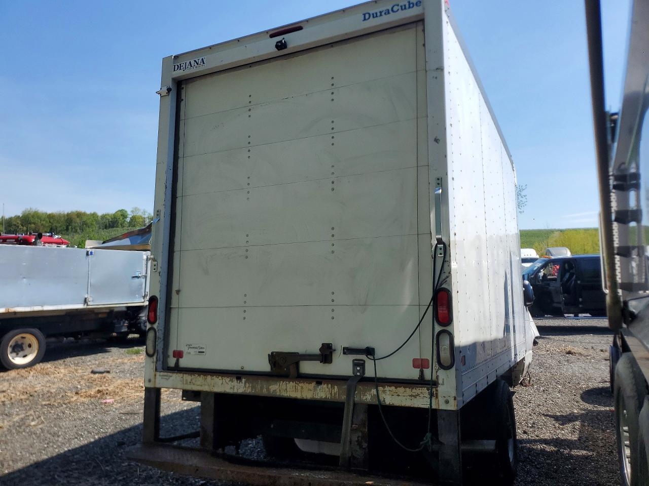 2017 Ford E350 Box Truck - Фото 3