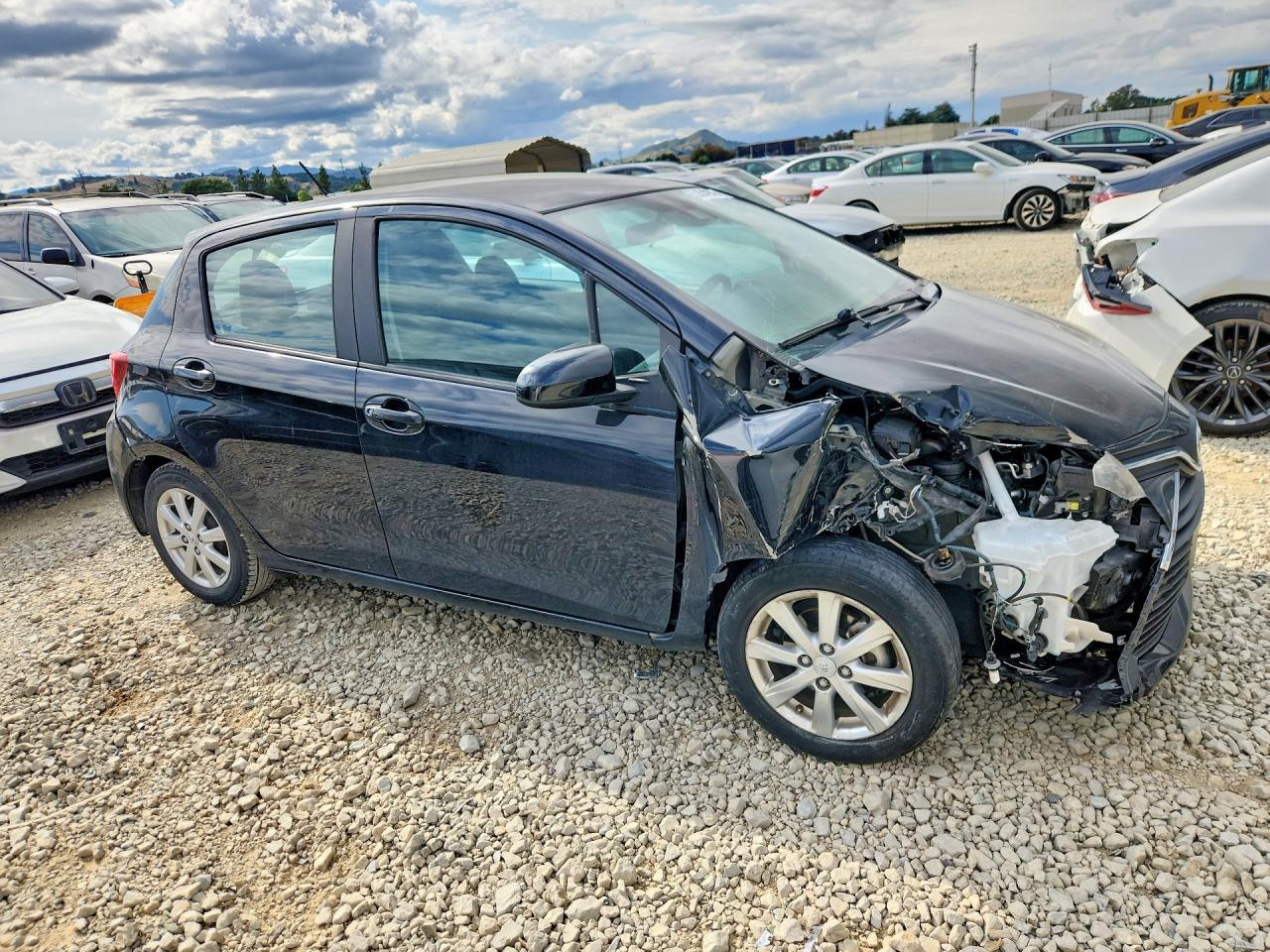 2017 Toyota Yaris 5-Door Le - Image 4