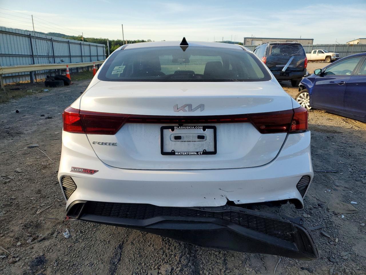 2022 Kia Forte Lxs - Image 6