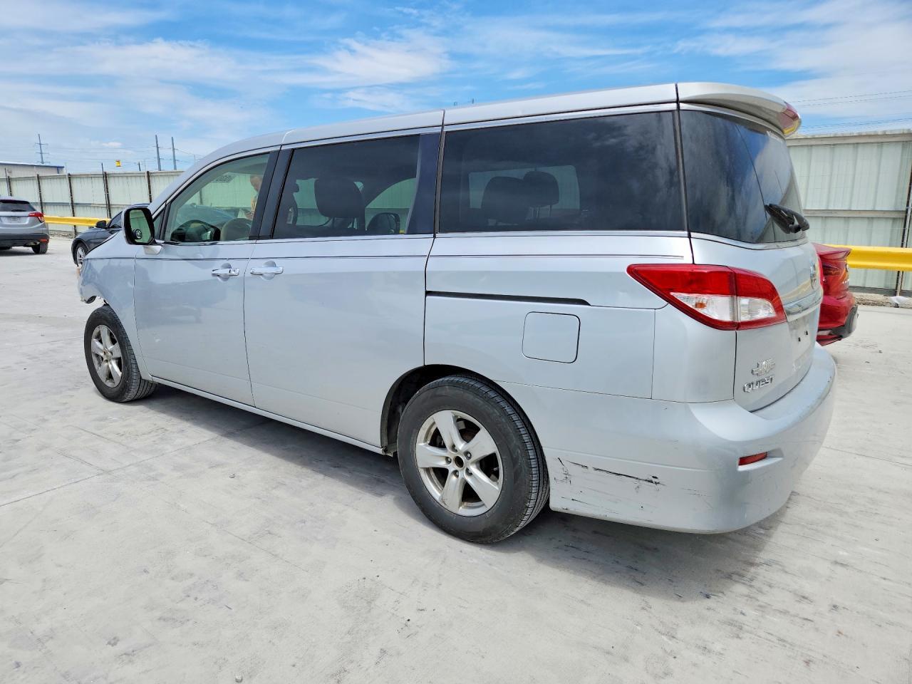 2014 Nissan Quest 3.5 S - Image 2