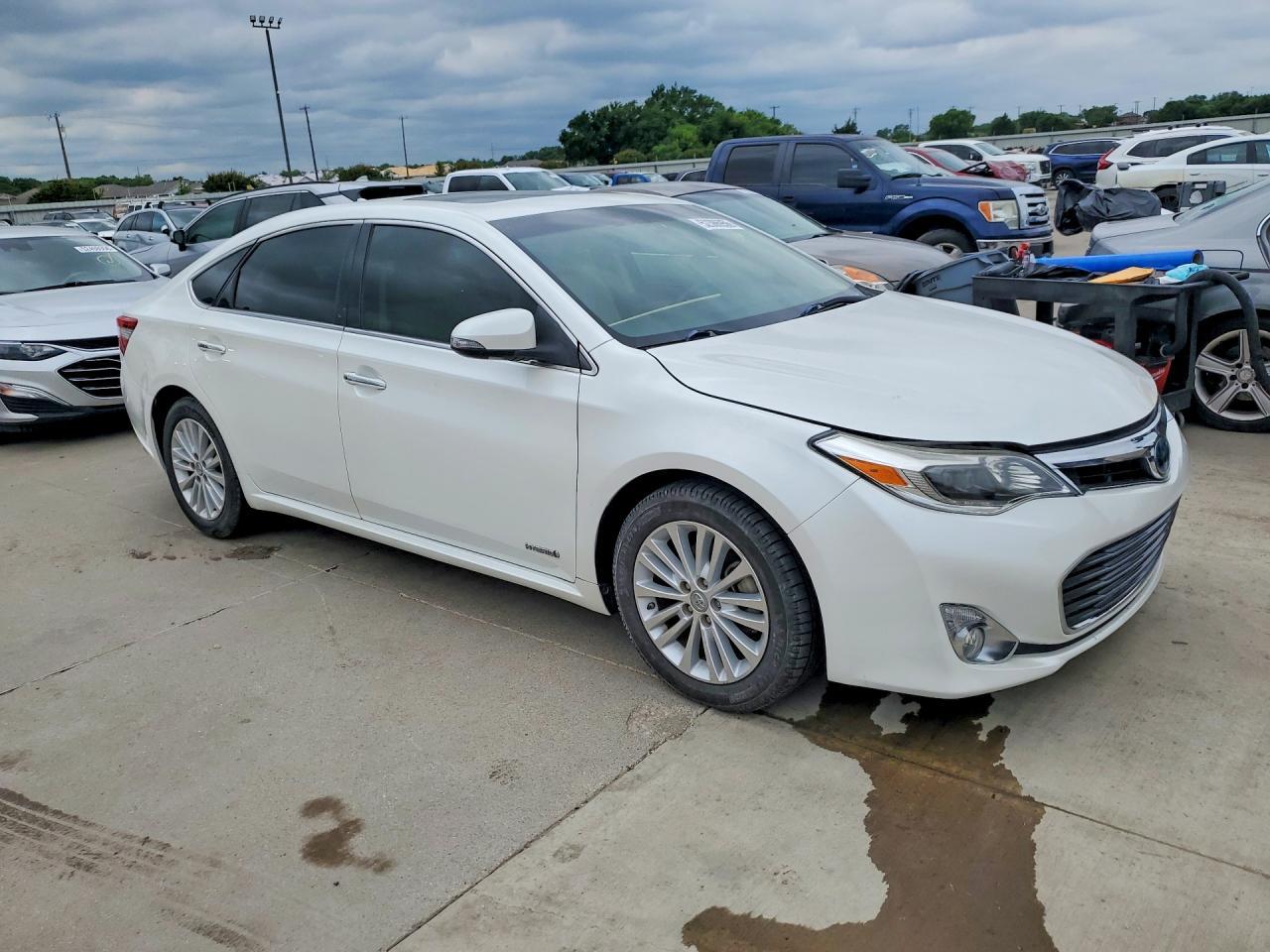 2015 Toyota Avalon Hybrid Limited - Image 4