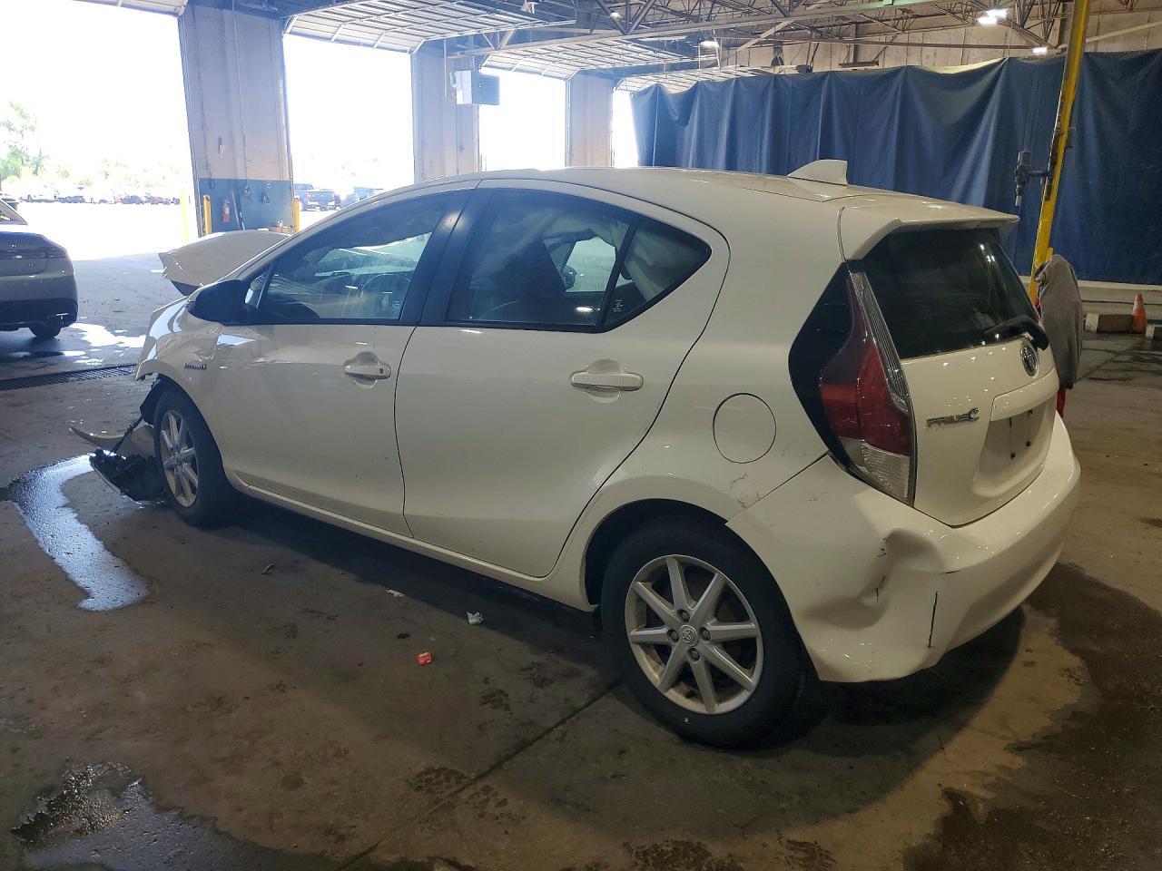 2016 Toyota Prius C Three - Фото 2