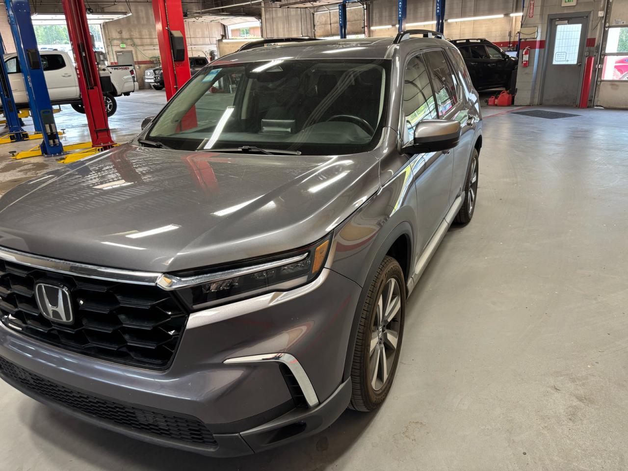 2025 Honda Pilot Touring - Image 2