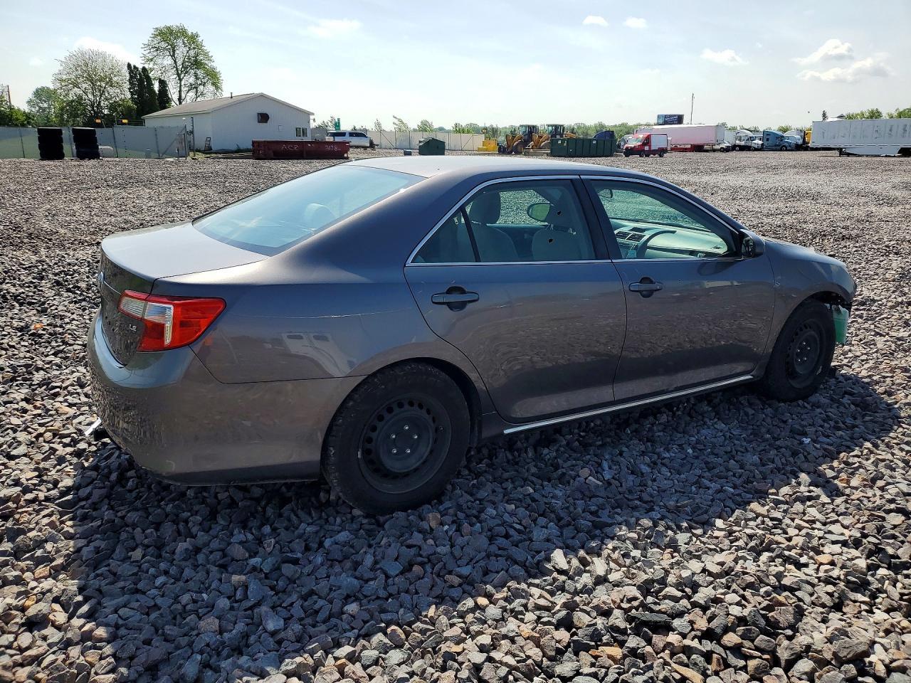 2014 Toyota Camry Le - Фото 3