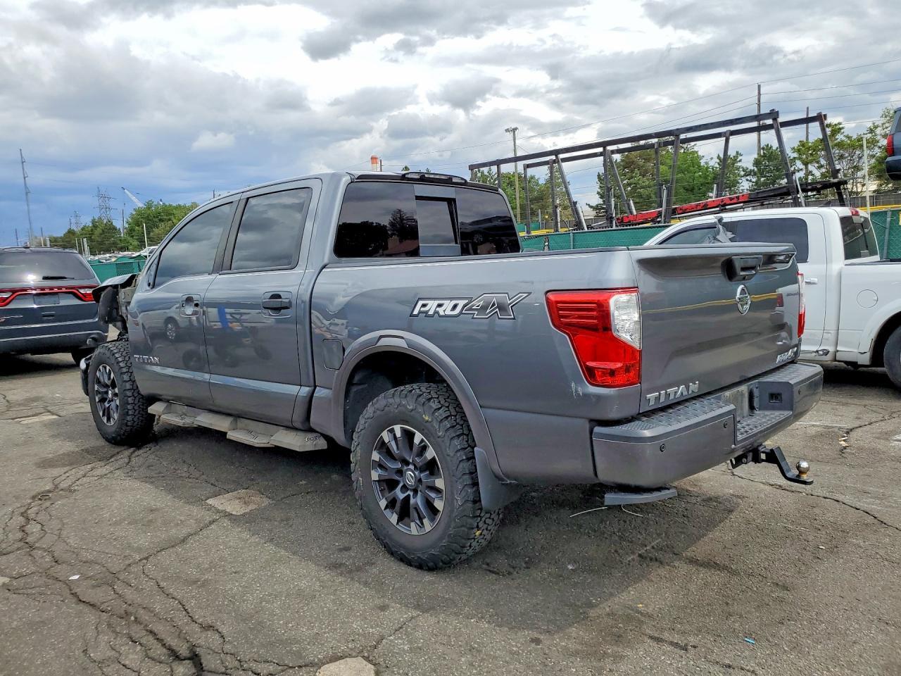 2017 Nissan Titan Pro-4X - Фото 2