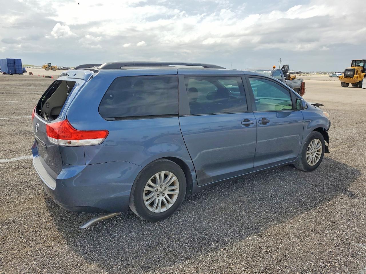 2014 Toyota Sienna Xle 8-Passenger - Image 3