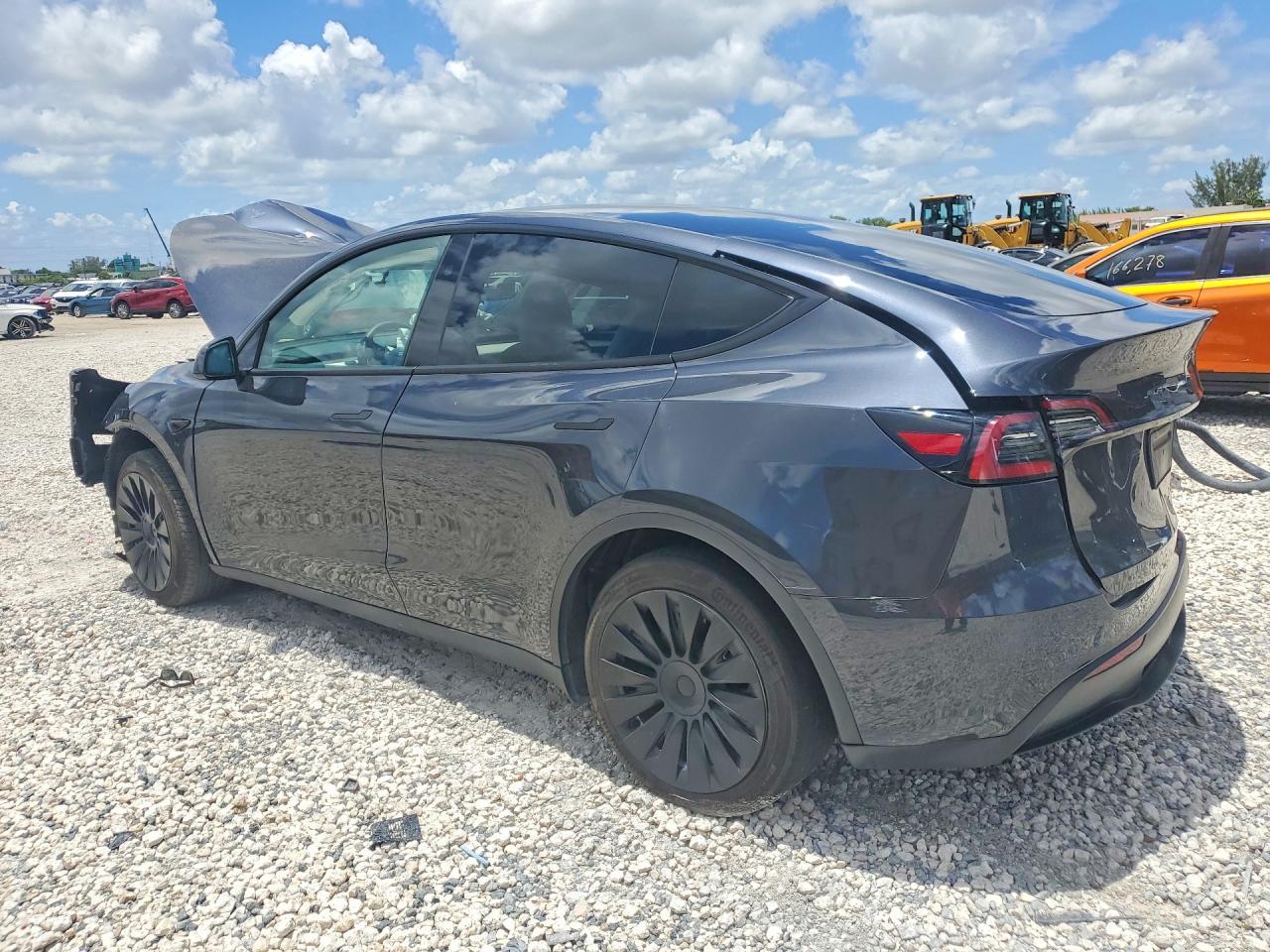 2024 Tesla Model Y - Фото 2