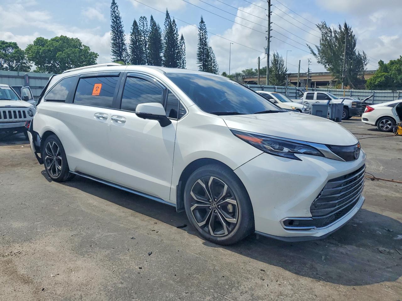 2025 Toyota Sienna Platinum 7-Passenger - Image 4
