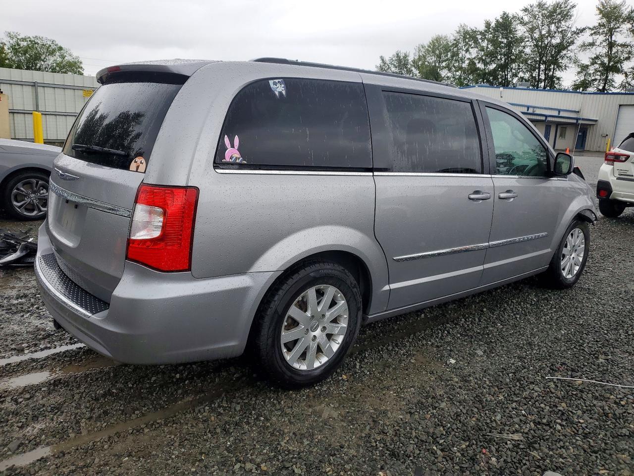 2016 Chrysler Town & Country Touring - Image 3