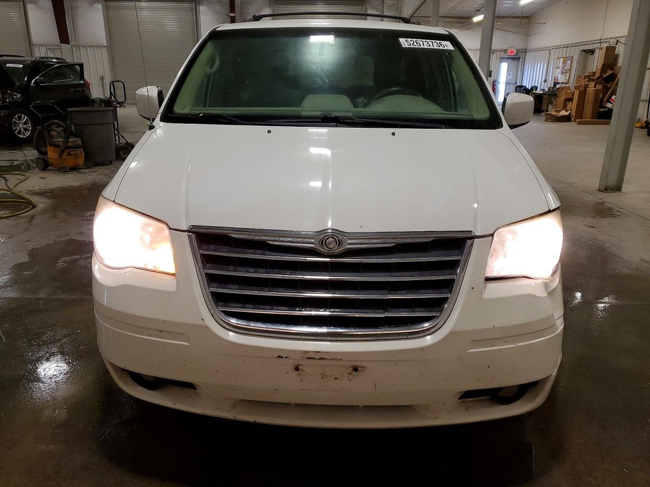 2010 Chrysler Town & Country Touring - Фото 5