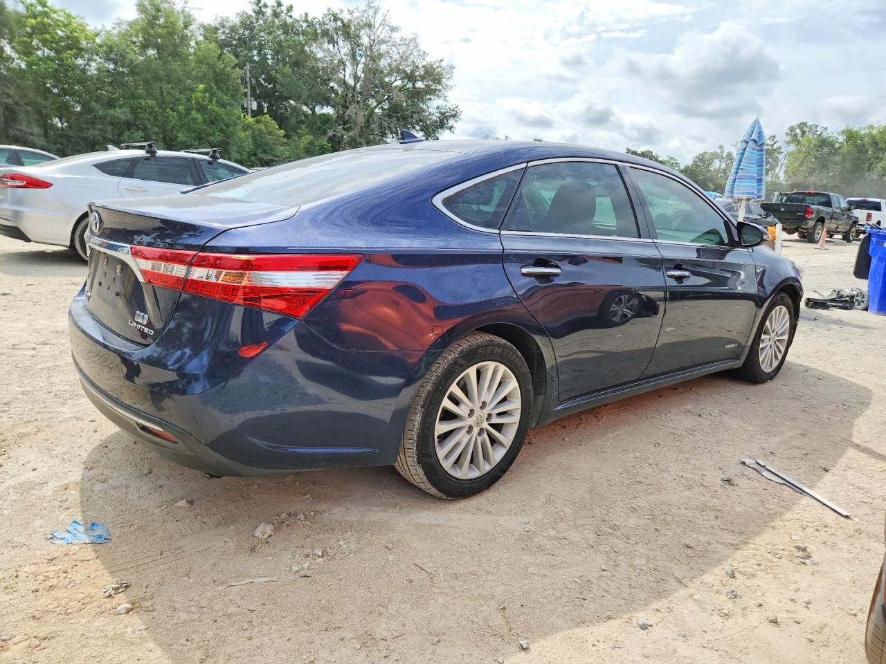 2013 Toyota Avalon Hybrid Limited - Image 3