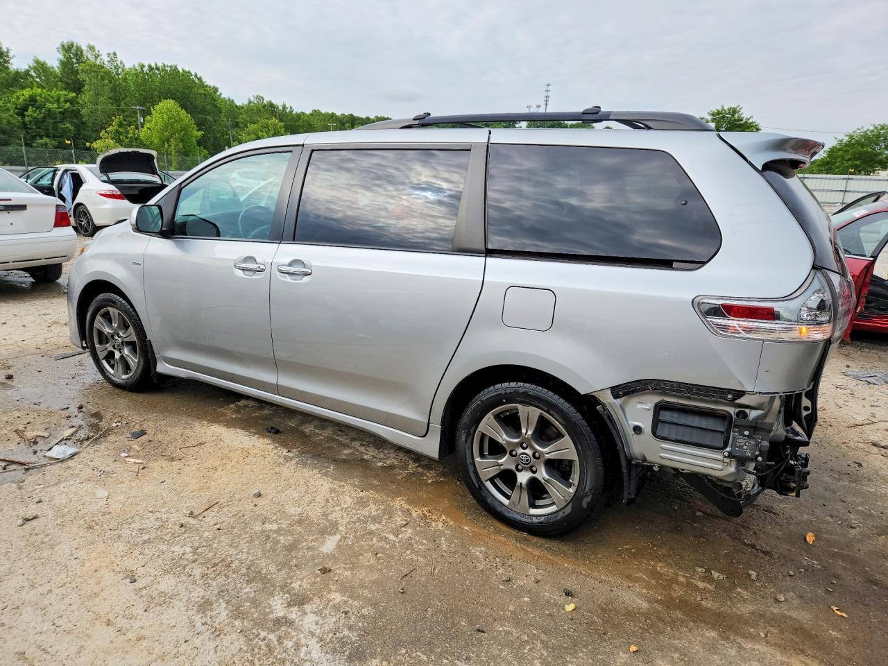 2019 Toyota Sienna Se Premium 7-Passenger - Image 2