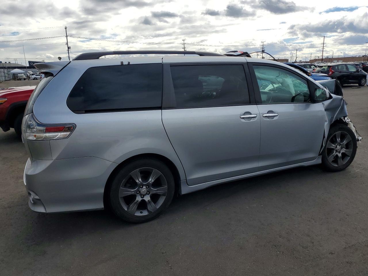2015 Toyota Sienna Sport - Фото 3