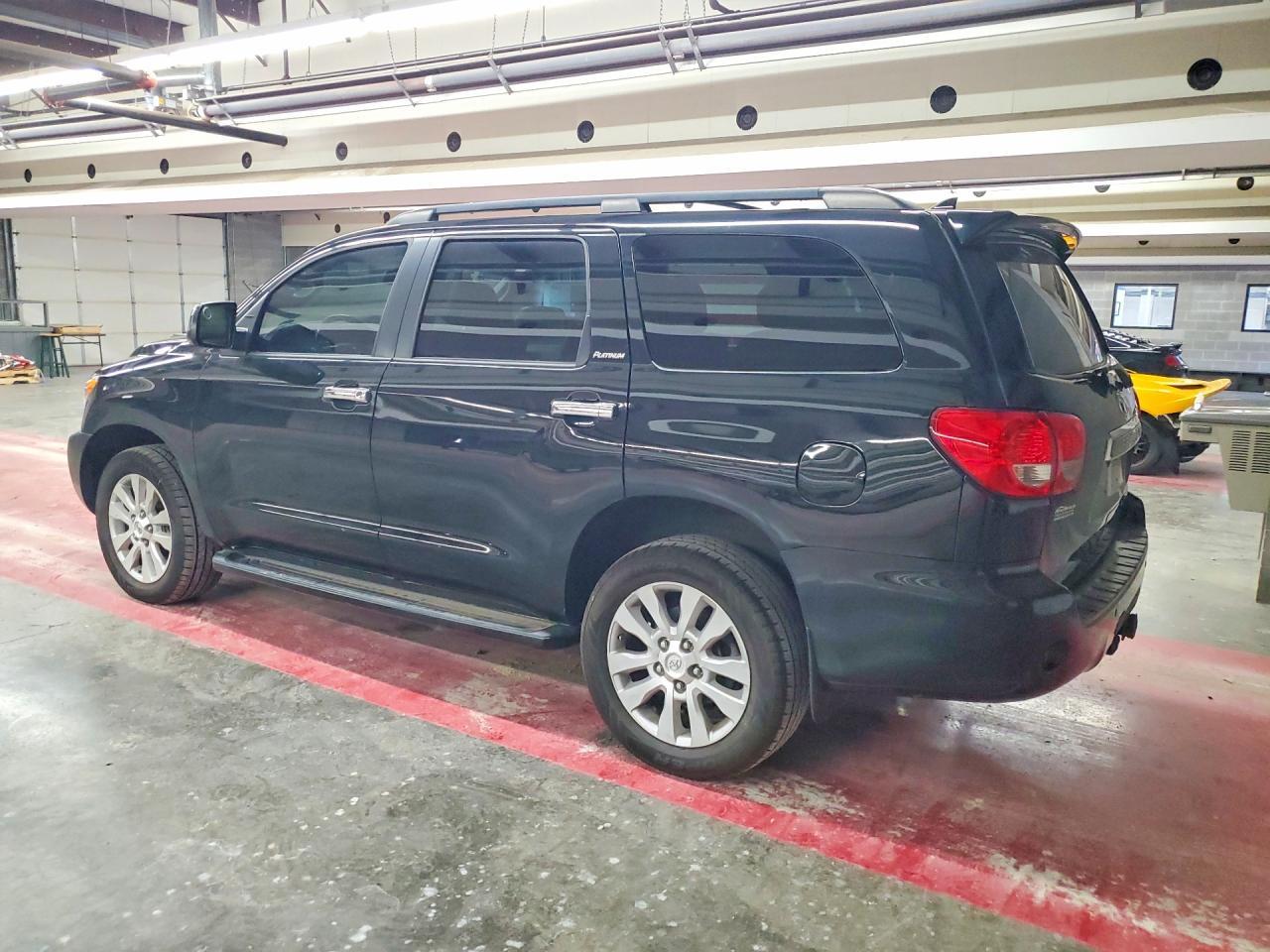 2016 Toyota Sequoia Platinum - Фото 2
