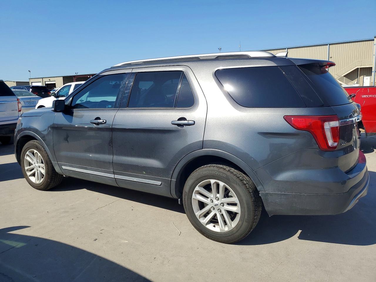 2017 Ford Explorer Xlt - Фото 2