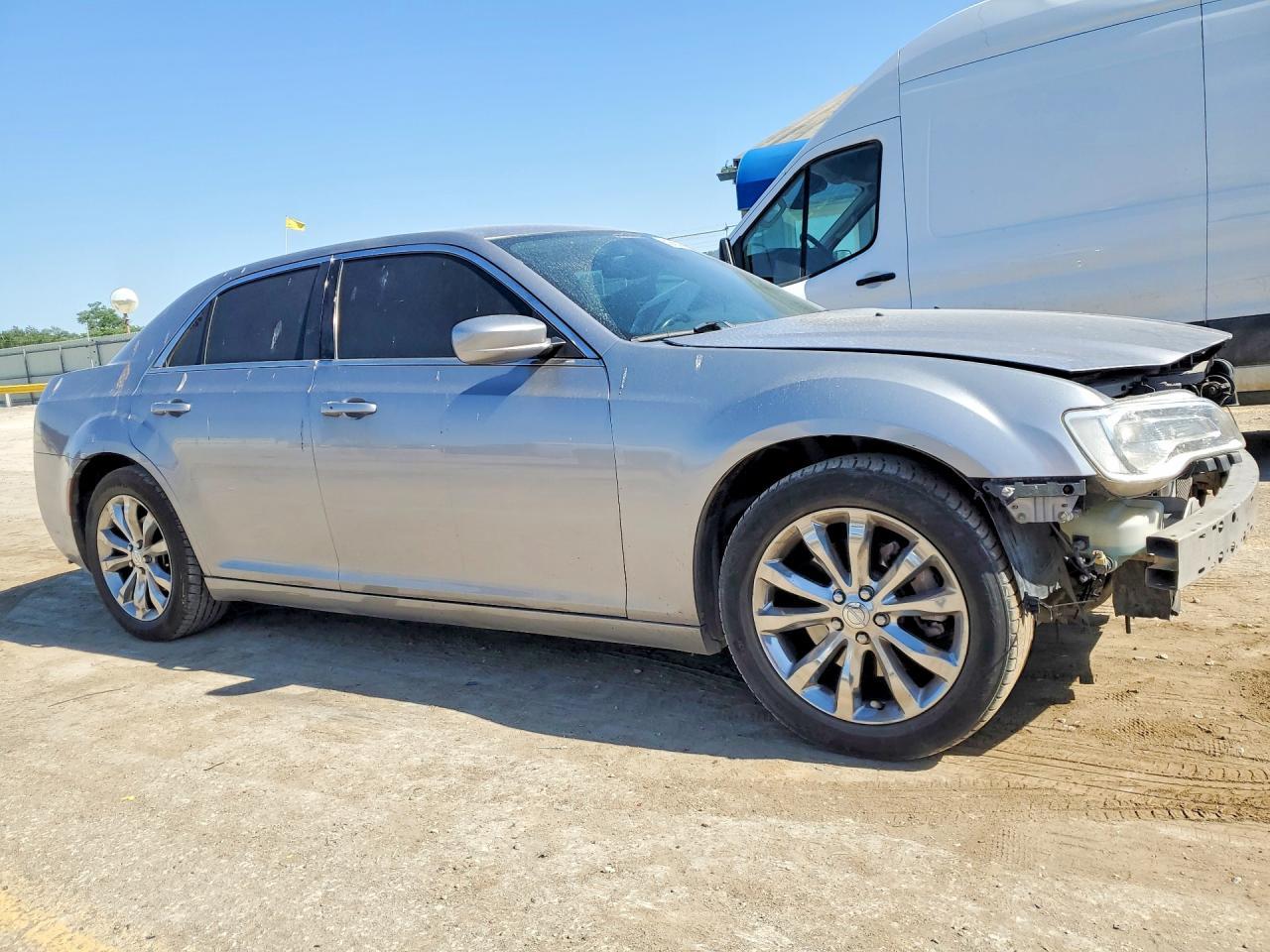 2015 Chrysler 300 Limited - Фото 4