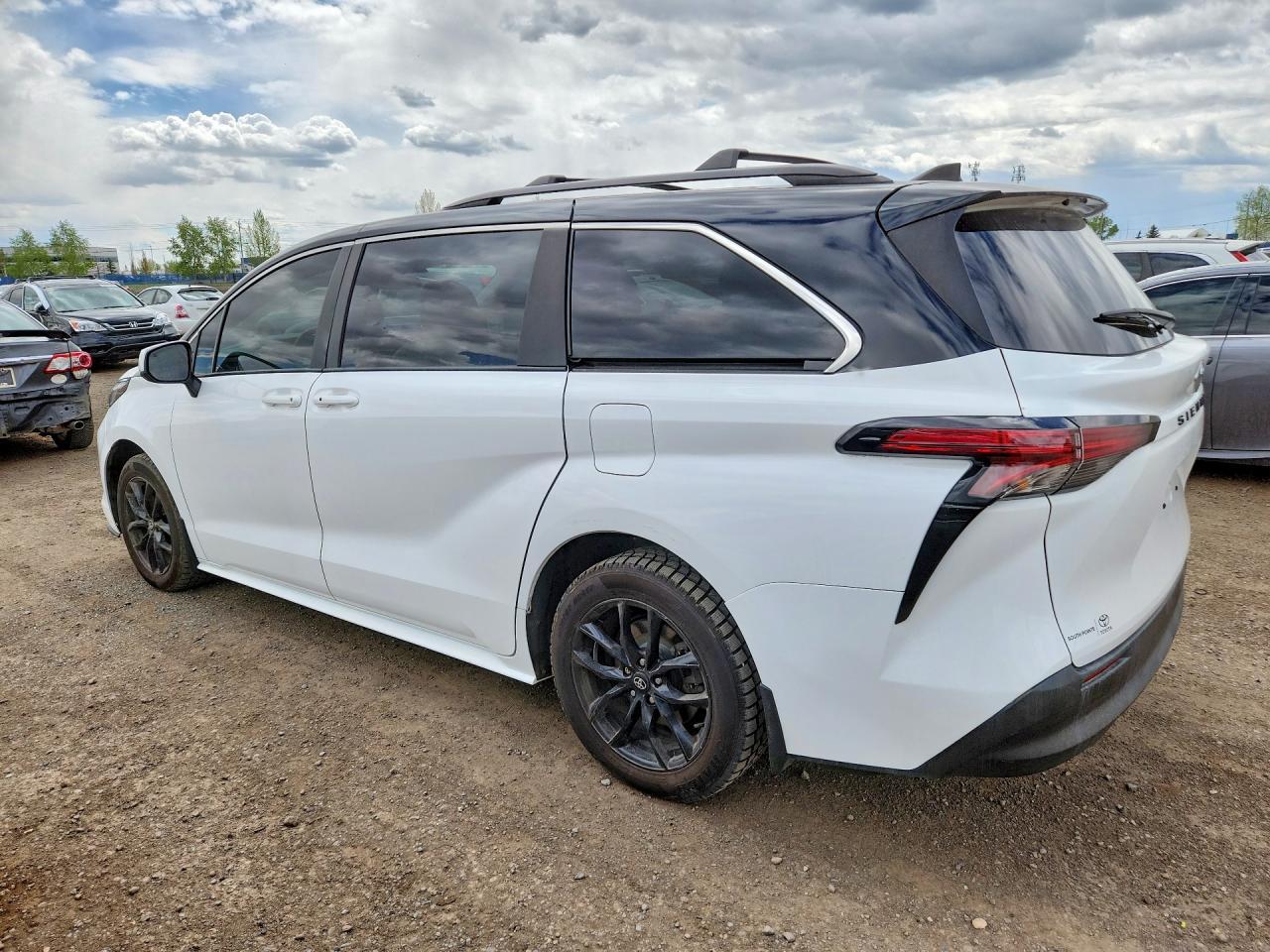 2022 Toyota Sienna - Image 2