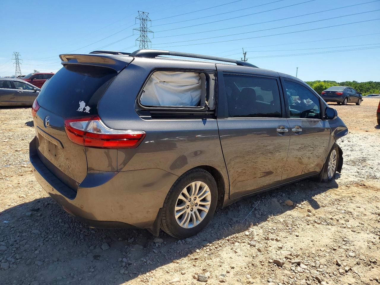 2017 Toyota Sienna Xle Premium 8-Passenger - Image 3