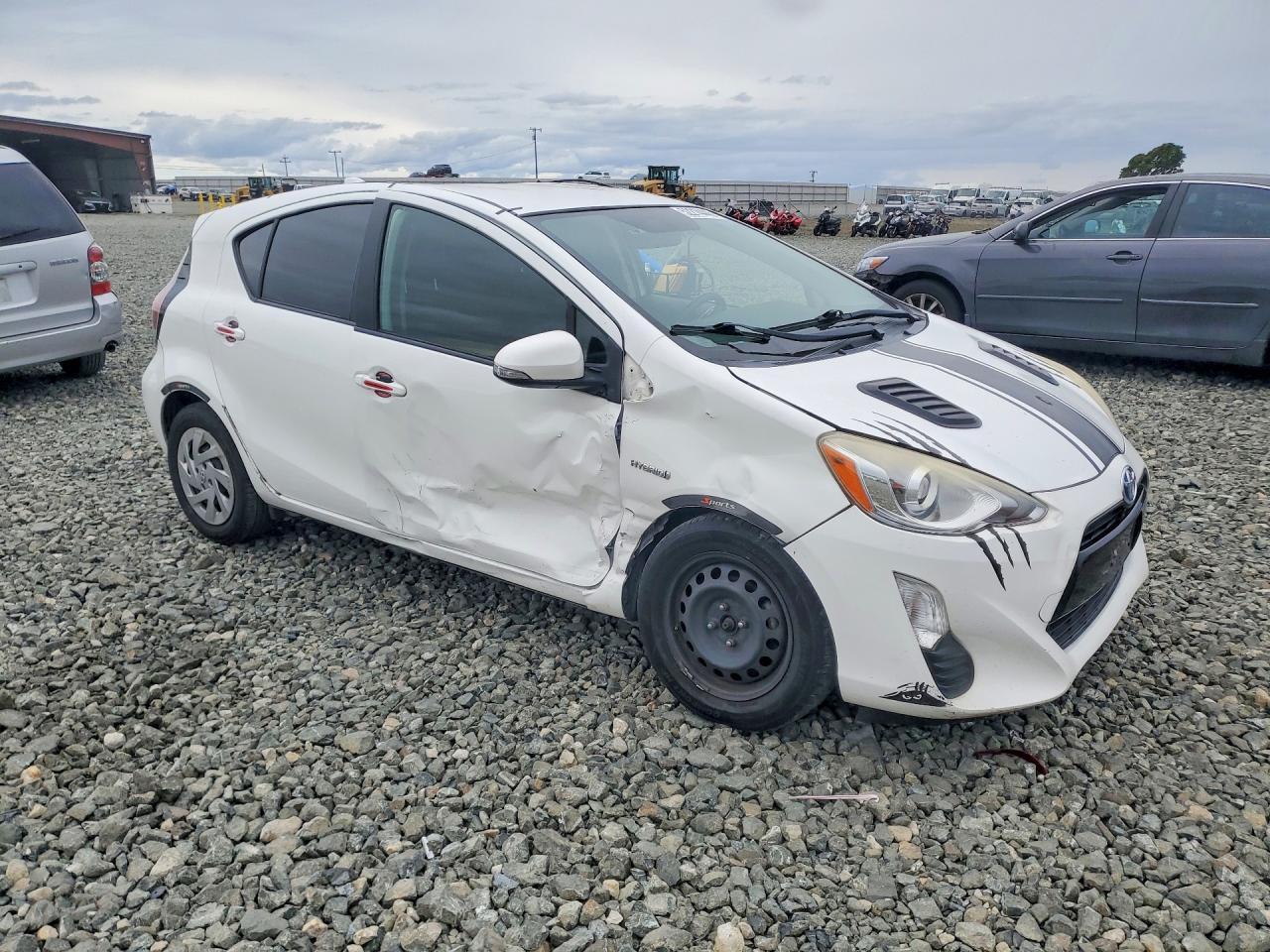 2016 Toyota Prius C Two - Image 4
