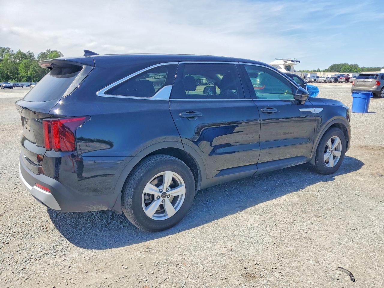 2024 Kia Sorento Lx - Image 3