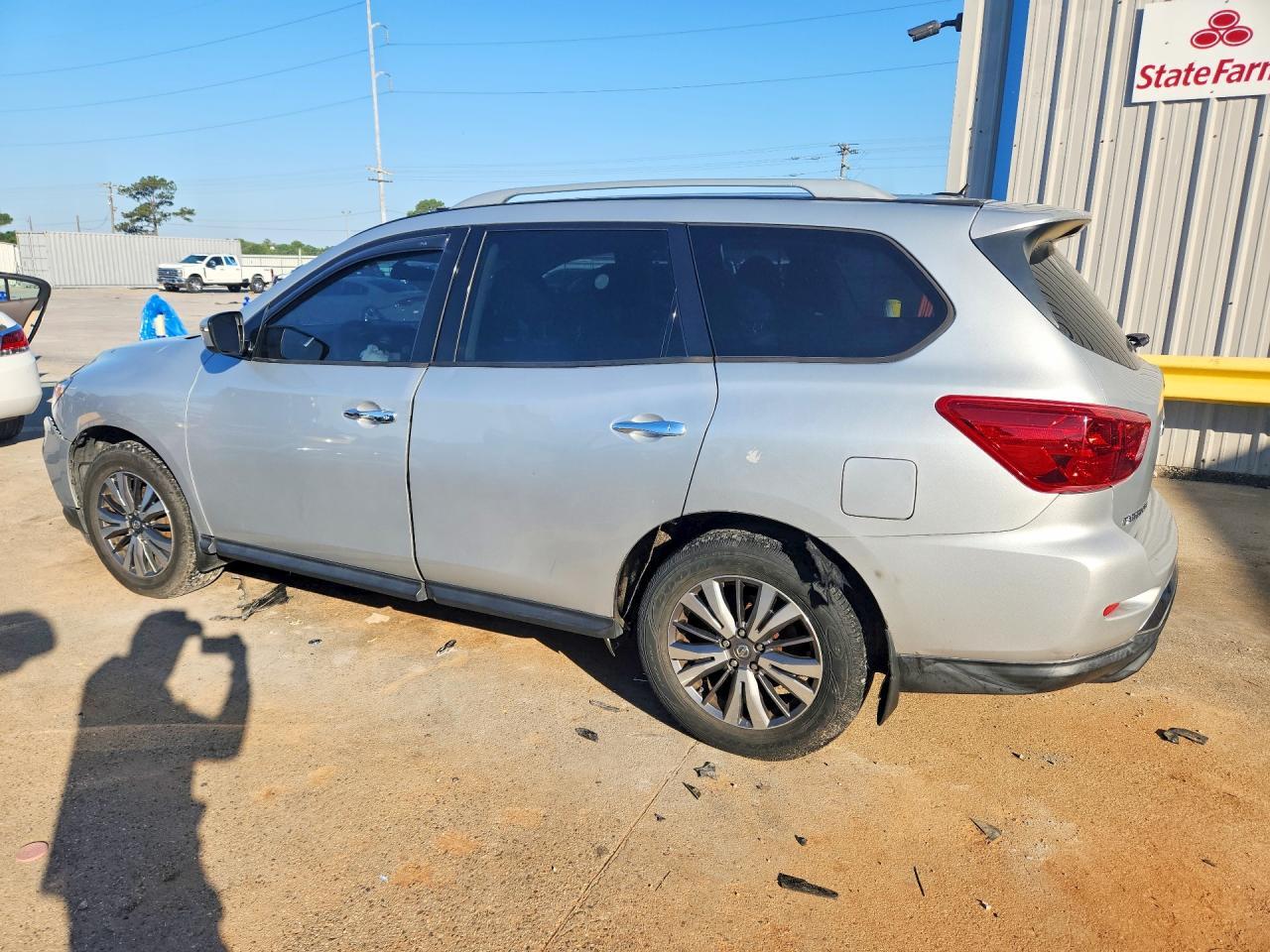 2018 Nissan Pathfinder S - Image 2