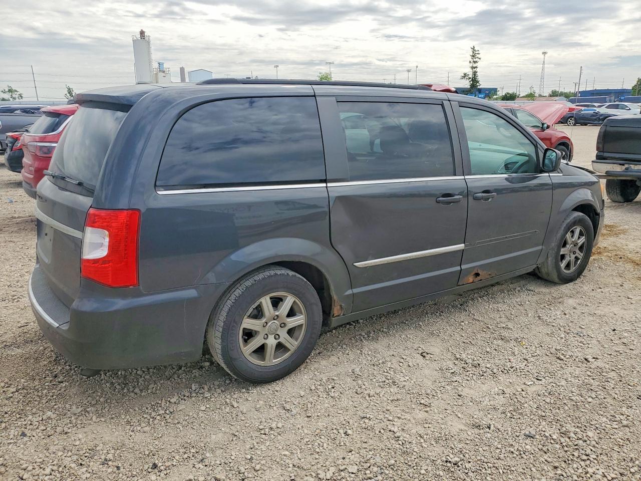 2011 Chrysler Town & Country Touring - Image 3