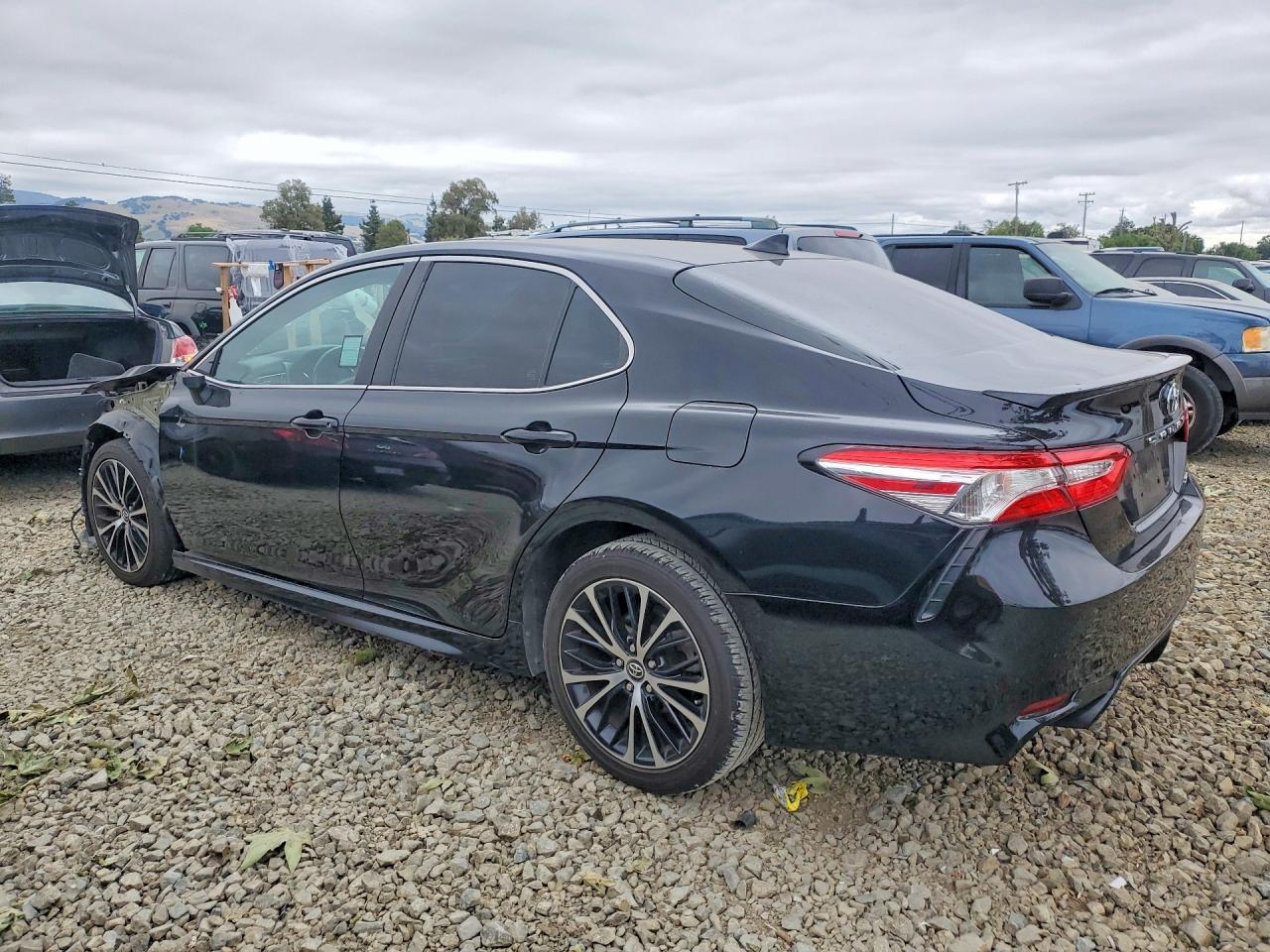2020 Toyota Camry Se - Фото 2
