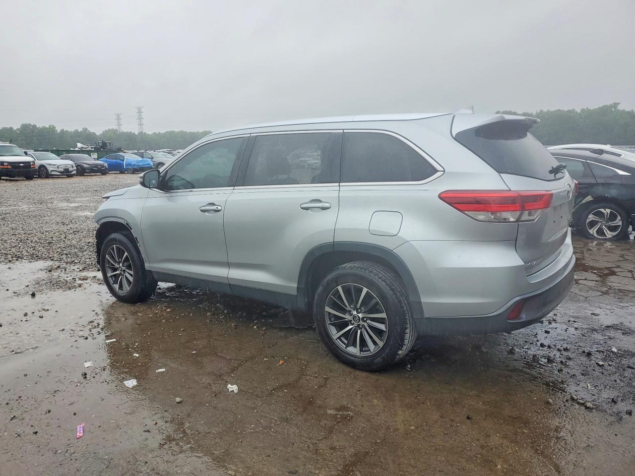 2019 Toyota Highlander Xle - Image 2