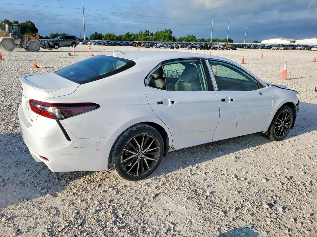 2022 Toyota Camry Se - Фото 3