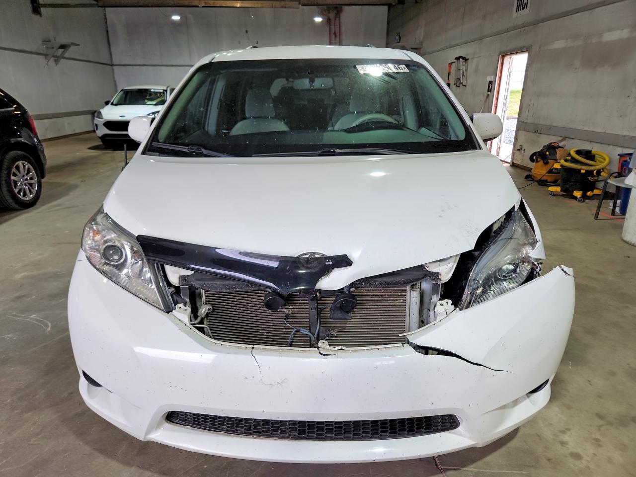 2011 Toyota Sienna Le - Image 5