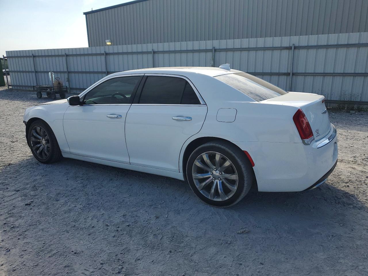 2018 Chrysler 300 Limited - Фото 2