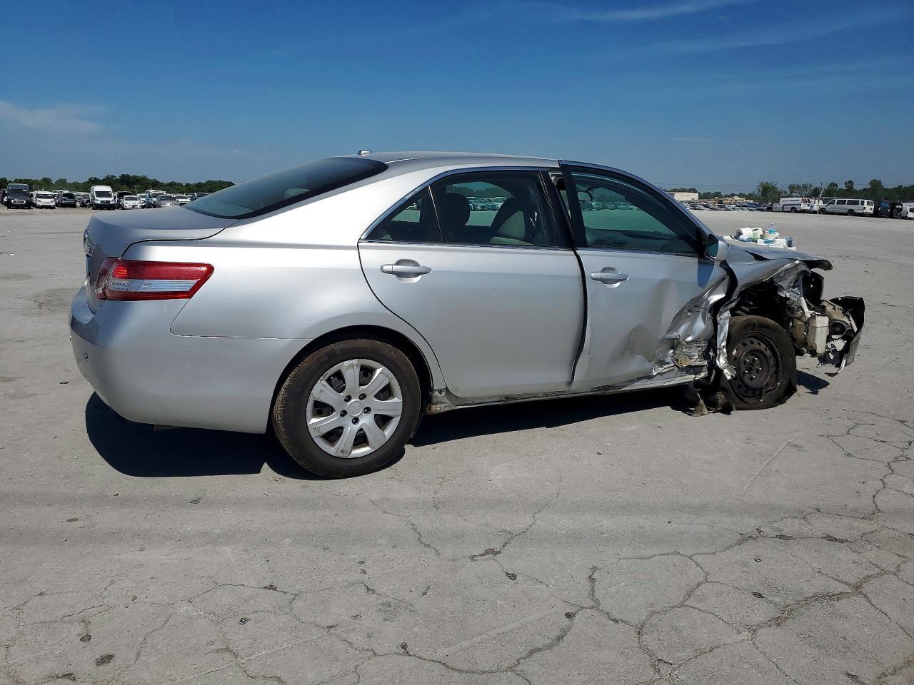 2011 Toyota Camry Le - Фото 3