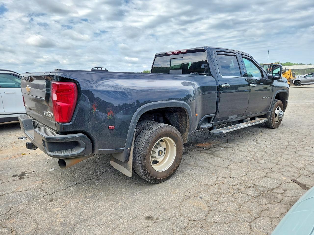 2022 Chevrolet Silverado K3500 High Country - Фото 3