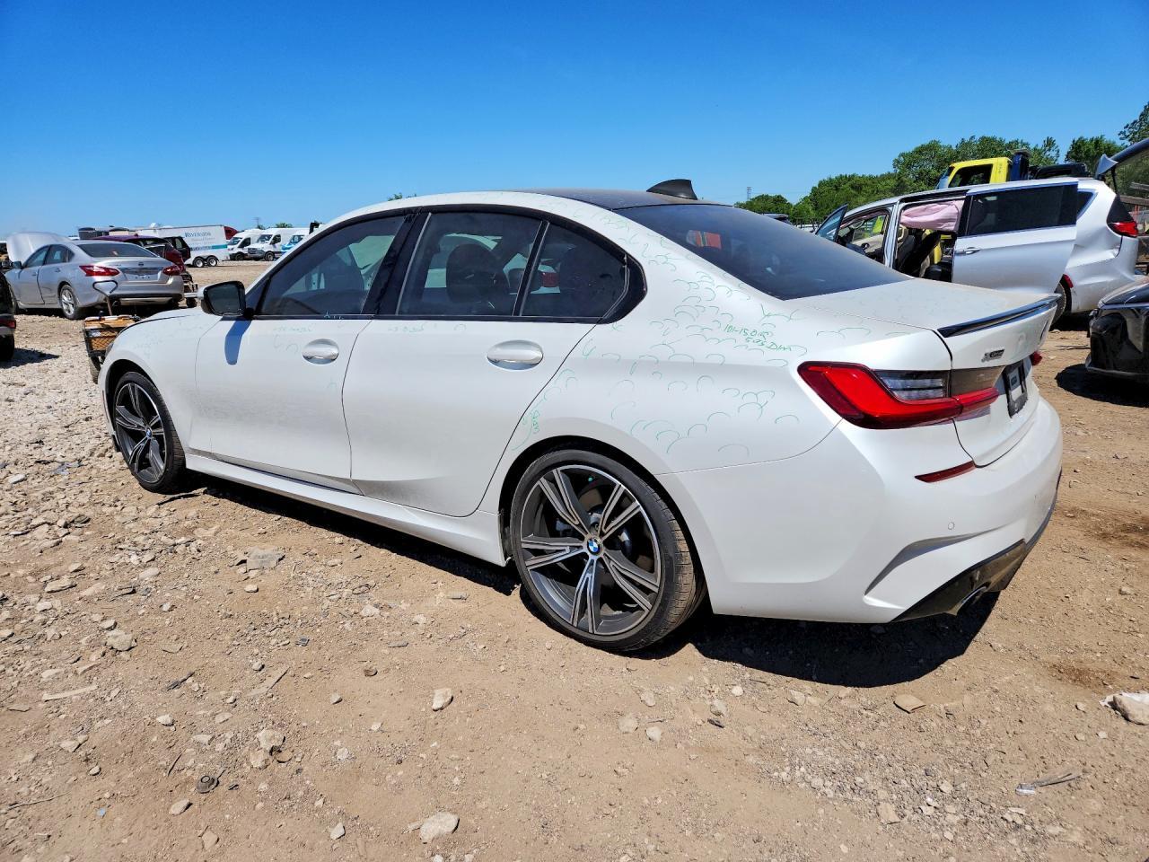 2020 BMW 330Xi - Фото 2