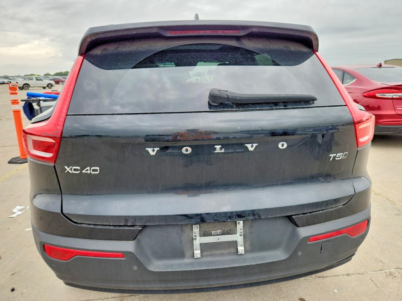 2022 Volvo Xc40 T5 R-Design - Image 6