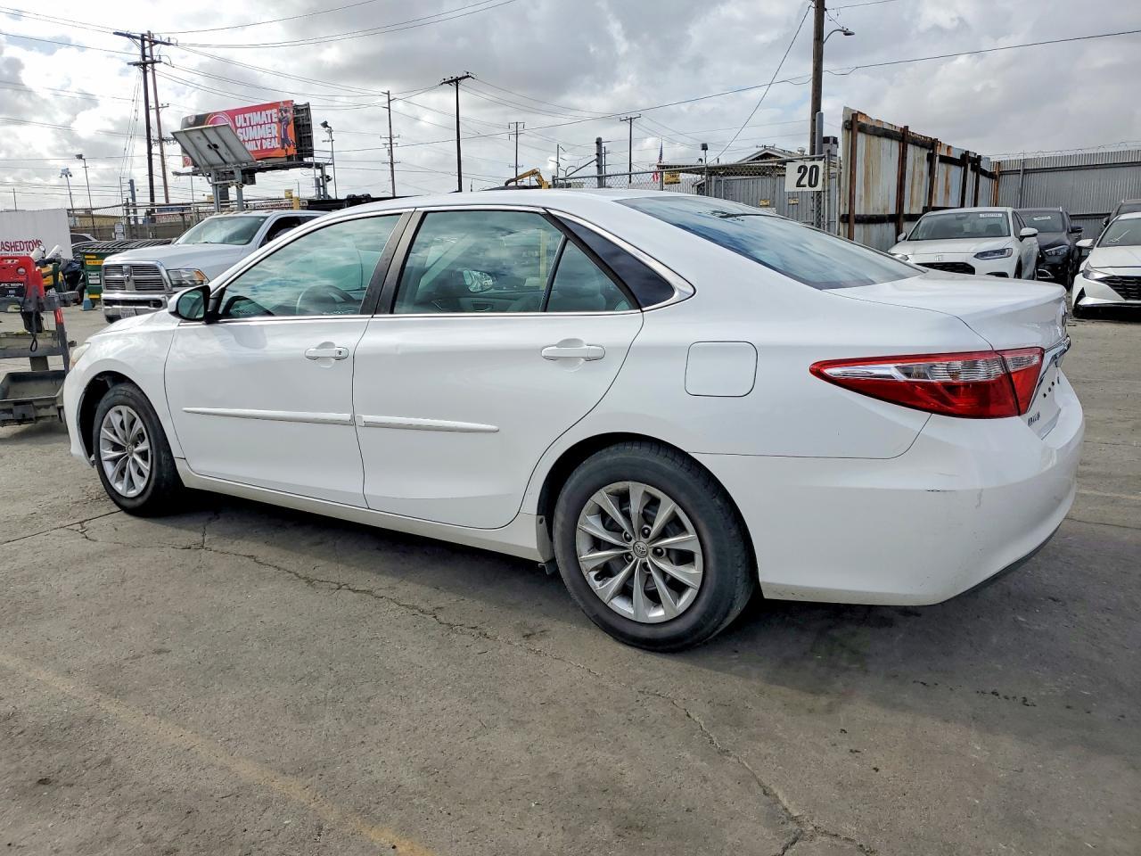 2015 Toyota Camry Le - Фото 2