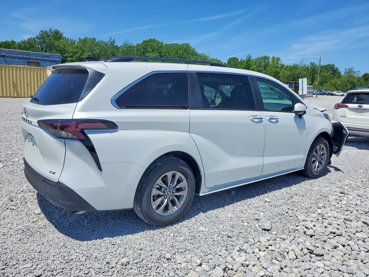 2026 Toyota Sienna Xle 8-Passenger - Image 3