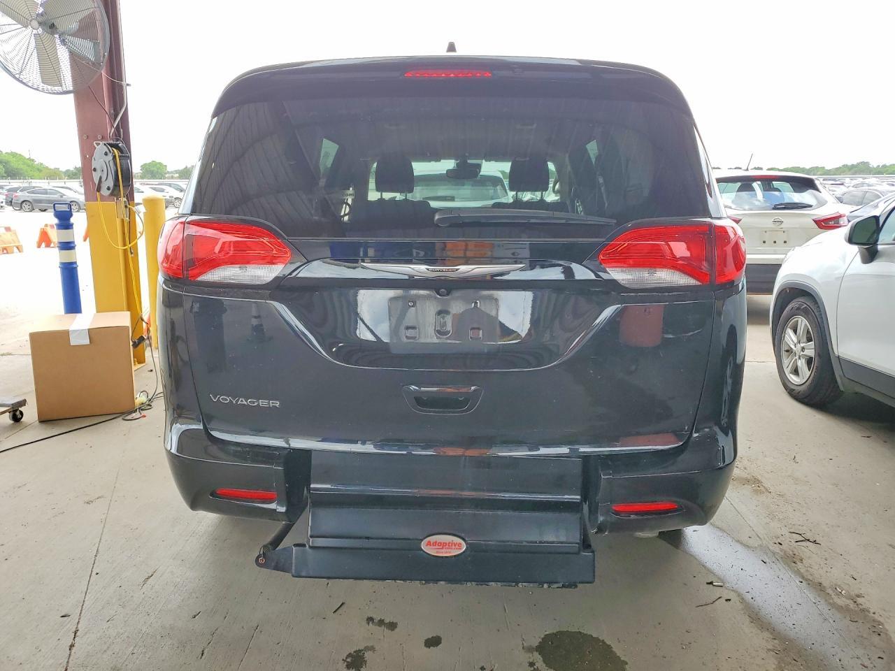 2023 Chrysler Voyager Lx - Фото 6