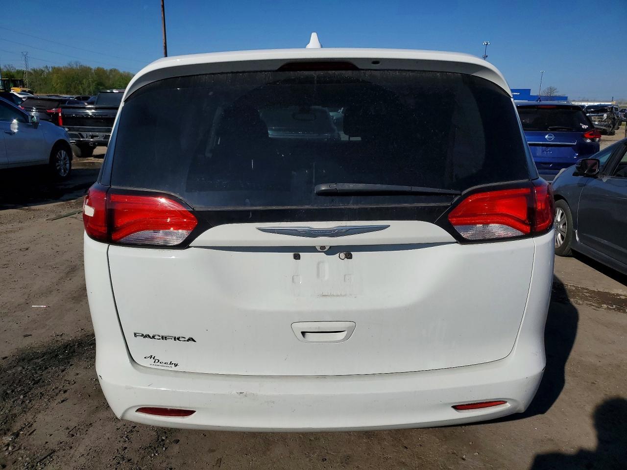 2017 Chrysler Pacifica Touring - Фото 6