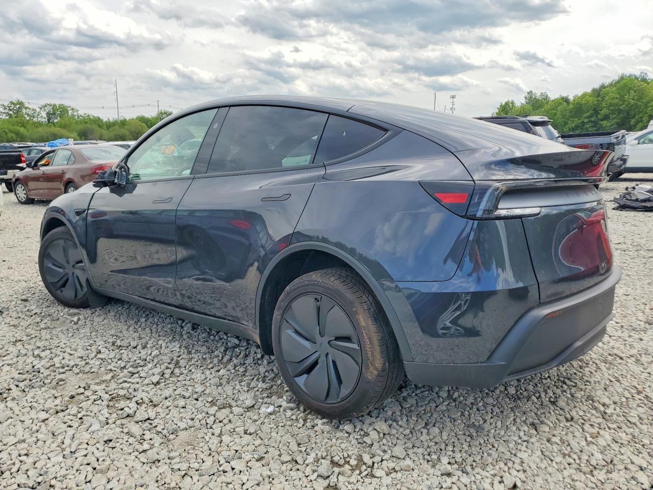 2026 Tesla Model Y - Фото 2