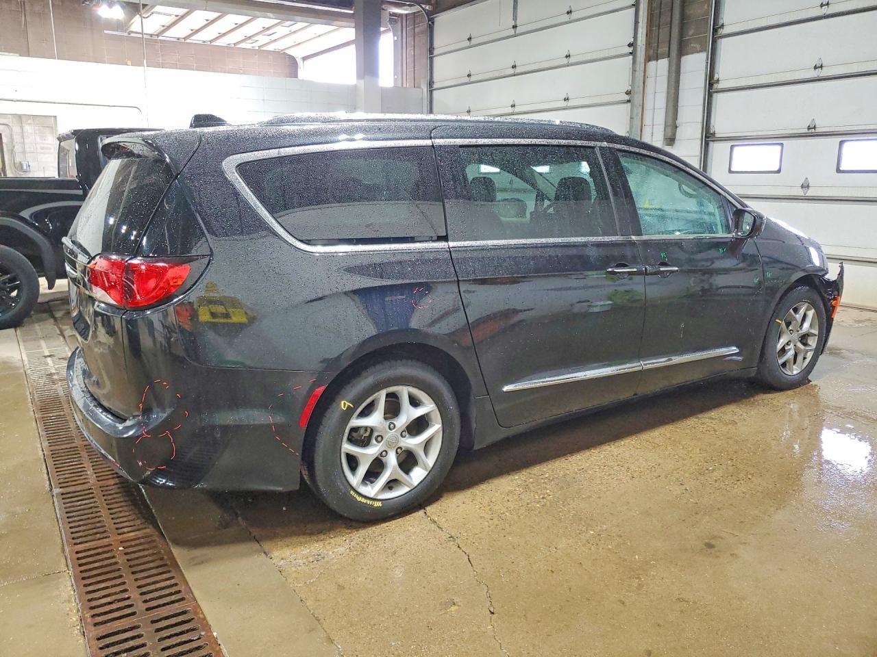 2017 Chrysler Pacifica Touring L Plus - Фото 3