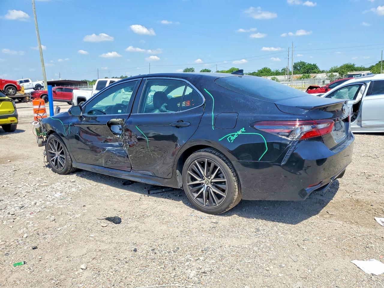 2022 Toyota Camry Se - Image 2
