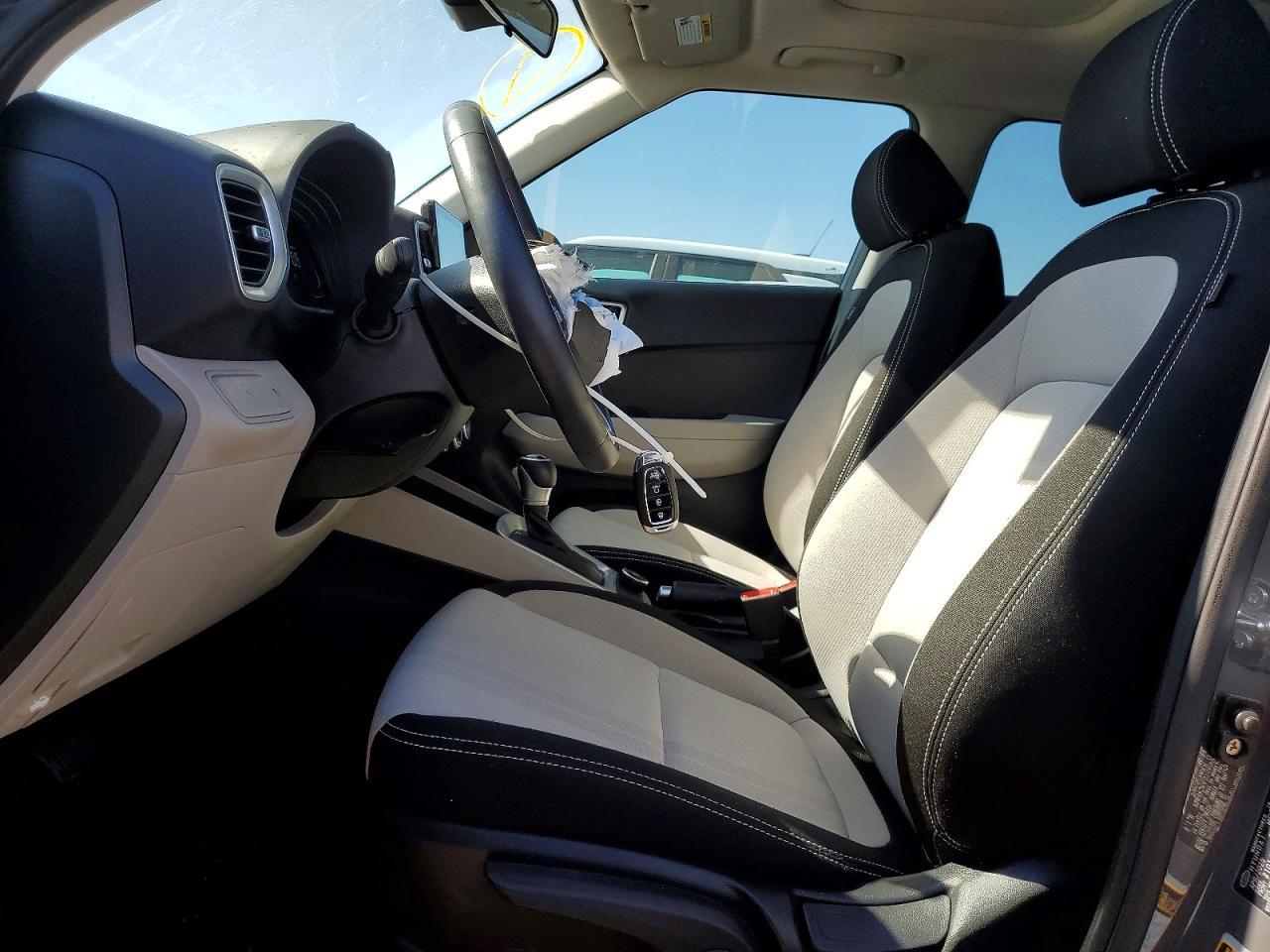 2025 Hyundai Venue Sel - Image 7