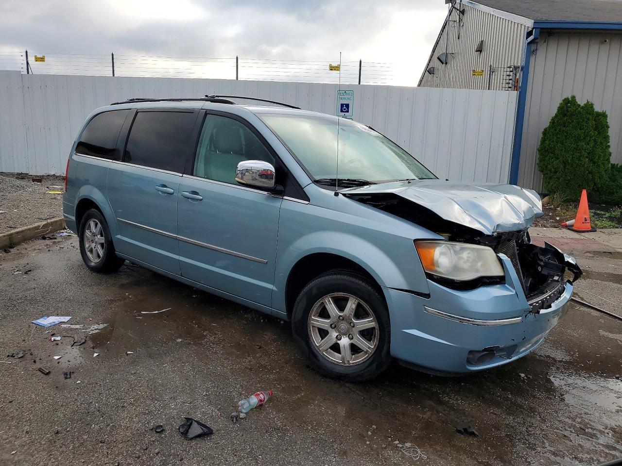 2010 Chrysler Town & Country Touring Plus - Image 4